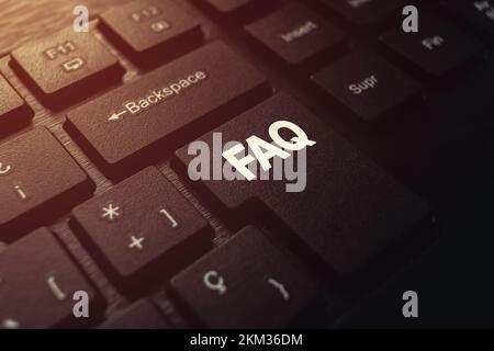 Schwarze Tastatur mit FAQ-Wort auf Taste. Business-Support-Konzept. Symbol für häufig gestellte Fragen. Stockfoto