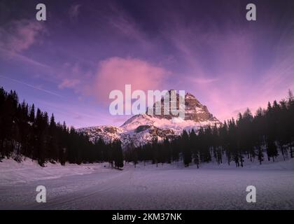 dolomitenlandschaft der drei Gipfel des Lavaredo auf dem Antorno-See in den Alpen, Italien. Stockfoto