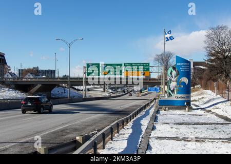 Ein Willkommensschild für die Provinz Quebec neben der Autobahnkreuzung von Ottawa, ON; an einem sonnigen Tag zu sehen. Stockfoto