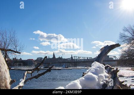 Die Mittagssonne scheint auf den Weitwinkelblick auf die schneebedeckte Skyline von Ottawa, Parliament Hill ist im Hintergrund von Quebec zu sehen. Stockfoto