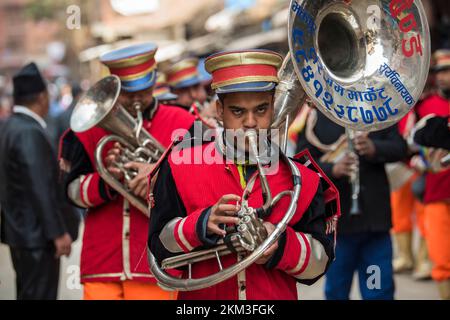 Kathmandu, Nepal - April 20,2020 : die Hochzeitsprozession führt durch die Straßen des Patan Durbar Square mit Blasmusik und gekleideten Menschen Stockfoto