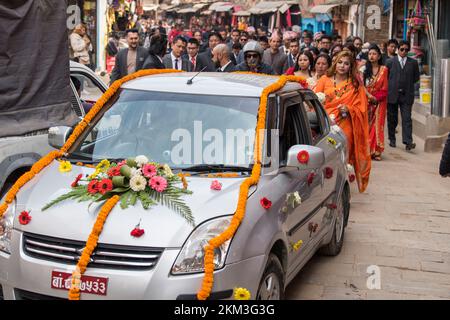 Kathmandu, Nepal - April 20,2020 : die Hochzeitsprozession führt durch die Straßen des Patan Durbar Square mit Blasmusik und gekleideten Menschen Stockfoto