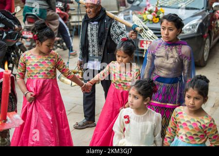 Kathmandu, Nepal - April 20,2020 : die Hochzeitsprozession führt durch die Straßen des Patan Durbar Square mit Blasmusik und gekleideten Menschen Stockfoto