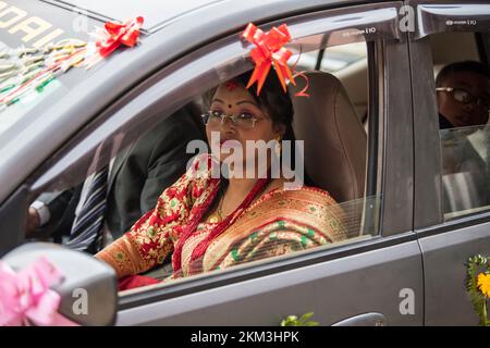 Kathmandu, Nepal - April 20,2020 : die Hochzeitsprozession führt durch die Straßen des Patan Durbar Square mit Blasmusik und gekleideten Menschen Stockfoto
