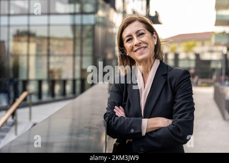 Porträt einer selbstbewussten, erwachsen und lächelnden Geschäftsfrau Stockfoto