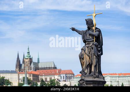 Statue Des Heiligen Johannes Des Täufers Auf Der Karlsbrücke Mit Veitsdom Im Hintergrund, Prag, Tschechische Republik Stockfoto