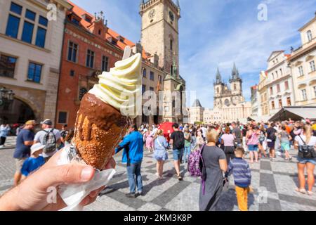 Hand Halten Eines Trdelnik Eine Art Spuckkuchen, Altstädter Ring im Hintergrund, Prag, Tschechische Republik Stockfoto