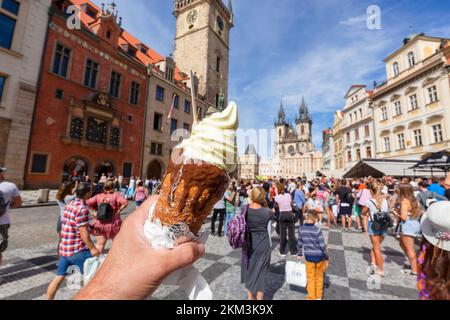 Hand Halten Eines Trdelnik Eine Art Spuckkuchen, Altstädter Ring im Hintergrund, Prag, Tschechische Republik Stockfoto