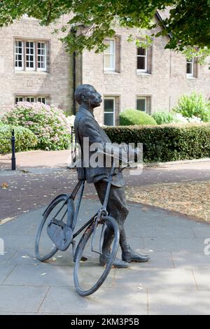 Statue von Sir Edward Elgar, der sich auf ein Fahrrad lehnt, Hereford, Herefordshire Stockfoto