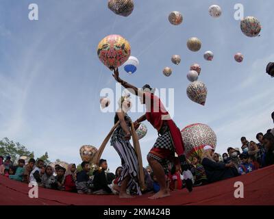 Lengger Tänzer aus Wonosobo Regency, Zentraljava, Indonesien tanzen vor dem Hintergrund von Heißluftballons Stockfoto