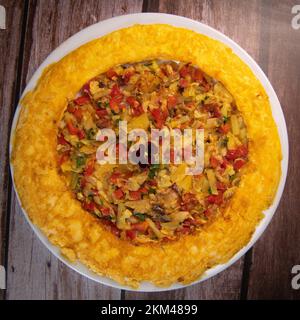 Rezept Omelett mit Paprika, Zwiebeln, Tomaten, Zucchini und Koriander Stockfoto