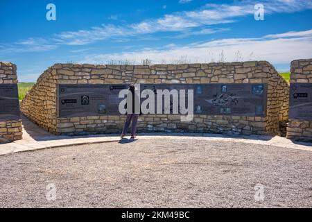 Crow Agency, MT, USA - 23. Juni 2022: Touristenbesuch Little Bighorn Battlefield, National Monument. Hier ist das 7.. Regiment der US-Kavallerie und in abgebildet Stockfoto