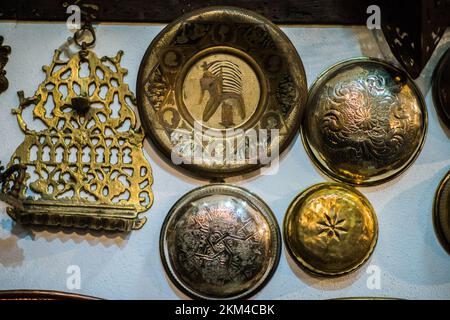 Marrakesch, Marokko - 28. Februar 2022: Alle Arten von Souvenirs werden in einem Geschäft im alten Viertel Medina ausgestellt. Stockfoto