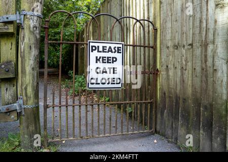 Bitte halten Sie das Schild „Gates Closed“ (Gates geschlossen) am Iron Gate in Irland. Stockfoto