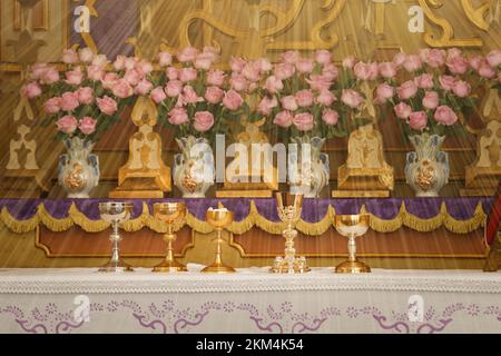 Kelch und Ambulanz auf dem Altar, Moment der heiligen Messe - Konsektion von Brot und Wein im Körper und Blut Jesu - Heiliger Gastgeber Stockfoto