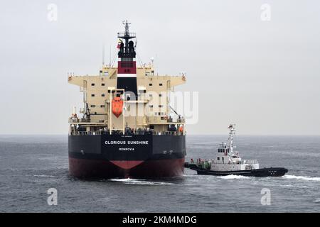 Präfektur Kanagawa, Japan - 13. August 2021: GLORIOUS SUNSHINE (IMO: 9858840), Öl- und Chemikalientanker. Stockfoto