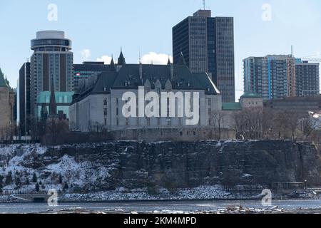 Das 1874 erbaute Gebäude des Supreme Court of Canada ist an einem verschneiten Nachmittag von der anderen Seite des Flusses Ottawa aus zu sehen. Stockfoto