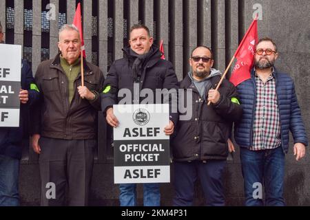 London, Großbritannien. 26.. November 2022. Mitglieder der ASLEF (Associated Society of Locomotive Engineers and Firemen) halten Streikposten an der King's Cross Station, während die Zugfahrergewerkschaft ihre Streiks über das Gehalt fortsetzt. Kredit: SOPA Images Limited/Alamy Live News Stockfoto
