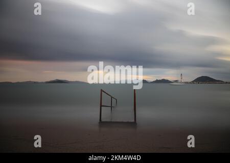 Alte verlassene Holzfischerpier am Meer auf dem Land. Küstenstadt Turgutreis und spektakulärer Sonnenschein. Langzeitbelichtung. Ruhe Stockfoto