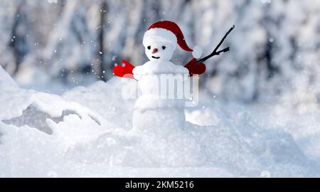 Schneemann mit Weihnachtsmannmütze im Schnee Stockfoto