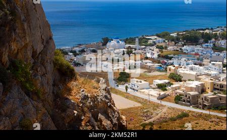 Blick auf das Ägäische Meer mit antiker Thera im Resort Perissa auf der Insel Santorin in der Inselgruppe der südlichen Kykladen in Griechenland. Stockfoto