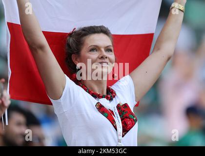 Al-Rayyan, Katar. 26.. November 2022. 26.. November 2022; Education City Stadium, Al Rayyan, Katar; FIFA Fußball-Weltmeisterschaft, Polen gegen Saudi-Arabien; Polen Fan zeigt ihre Flagge Credit: Action Plus Sports Images/Alamy Live News Stockfoto