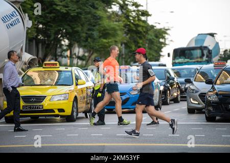 Singapur City, Singapur - 08. September 2019: Am Ende des Arbeitstages laufen Büroangestellte auf den Straßen des Central Business District. Stockfoto