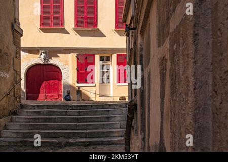 Die Straße 'Rue de l'Yonne' in der Altstadt von Auxerre, Frankreich Stockfoto