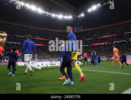 Al-Khor, Katar. 26.. November 2022. 25.. November 2022; Al Bayt Stadium, Al Khor, Katar; FIFA Fußball-Weltmeisterschaft, England gegen USA; Torwart Jordan Pickford of England betritt das Spielfeld Credit: Action Plus Sports Images/Alamy Live News Stockfoto