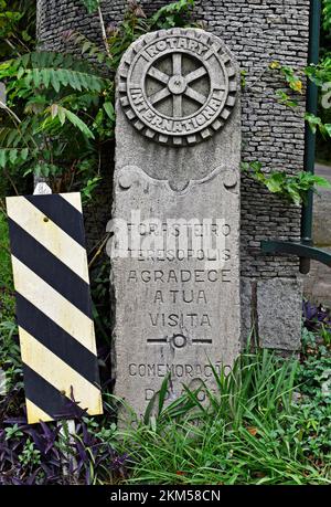 TERESOPOLIS, RIO DE JANEIRO, BRASILIEN - 24. Oktober 2022: Denkmal am Eingang zum Nationalpark Stockfoto