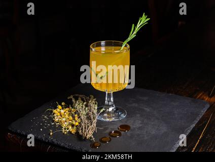 Glühwein mit weißem Honig auf schwarzem Hintergrund. Traditionelles warmes Herbstgetränk. Horizontales Foto. Stockfoto