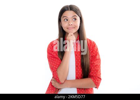 Rücksichtsvolles Teenager-Mädchen auf weißem, isoliertem Hintergrund. Porträt eines Kindes, das über die Idee nachdenkt. Nachdenkliches Mädchen. Ich denke an ein kluges Teenager-Mädchen. Stockfoto