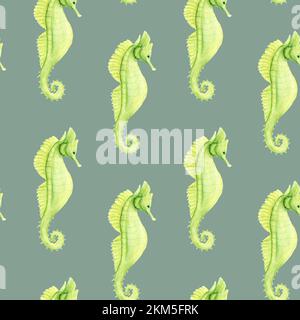 Seepferdchen. Wasserfarbenes nahtloses Muster mit Seepferdchen auf grünem Hintergrund. Unterwasserwelt. Design für Stoff und Schreibwaren. Wilde Meeresbewohner. Stockfoto