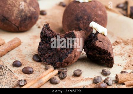 Frischer Kartoffelkuchen aus Butter und Kakao, traditionelles Dessert Süße Schokoladenkartoffel Stockfoto