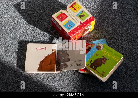 Lichtdurchflutetes Kinderzimmer mit aufsteigender Sonne, Schneekugel und Kinderzimmer Stockfoto