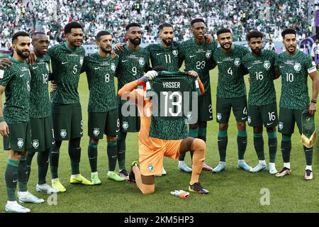 Katar. 26.. November 2022. DOHA - (LR) Mohammed Al Burayk aus Saudi-Arabien, Saud Abdulhamid aus Saudi-Arabien, Mohammed Al Burayk aus Saudi-Arabien, Abdulelah Al Malki aus Saudi-Arabien, Firas Al Buraikan aus Saudi-Arabien, Saleh Al Shehri aus Saudi-Arabien, Mohamed Kanno aus Saudi-Arabien, Abdulelah Al Amri aus Saudi-Arabien, Saudi-Arabien Sami Al Najei aus Saudi-Arabien, Salem Al-Dawsari aus Saudi-Arabien zeigen ein Trikot für Yasir Al Shahrani aus Saudi-Arabien während des Spiels der FIFA-Weltmeisterschaft Katar 2022 Gruppe C zwischen Polen und Saudi-Arabien im Education City Stadium am 26. November 2022 in Doha, Katar. AP | Niederländische Höhe | MAU Stockfoto