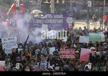 Mexiko-Stadt, Mexiko. 25.. November 2022. Hunderte von Frauen schließen sich dem Streik an, um an dem Tag gegen die Gewalt gegen Frauen zu protestieren, indem sie ein Ende der Gewalt fordern. In Mexiko hat die Gewalt gegen Frauen in der Regierung von Lopez Obrador zugenommen. Am 25. November 2022 in Mexico City, Mexiko. (Kreditbild: © Ginare/Eyepix via ZUMA Press Wire) Kredit: ZUMA Press, Inc./Alamy Live News Stockfoto