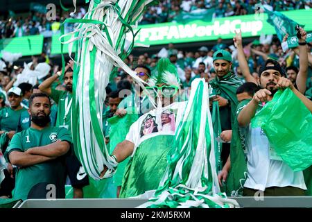 Saudi-arabische Fans auf den Tribünen während des Spiels der Gruppe C der FIFA-Weltmeisterschaft im Education City Stadium in Doha, Katar. Foto: Samstag, 26. November 2022. Stockfoto