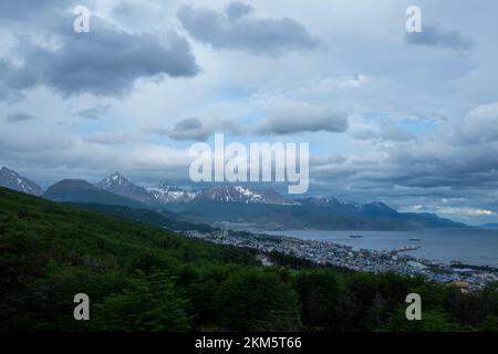 Blick auf die Berge rund um die Stadt Ushuaia, die in den Hafen fließt. Stockfoto