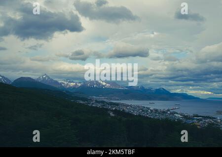 Blick auf die Berge rund um die Stadt Ushuaia, die in den Hafen fließt. Stockfoto