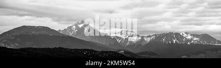 Blick auf die Berge rund um die Stadt Ushuaia, die in den Hafen fließt. Stockfoto