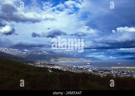 Blick auf die Berge rund um die Stadt Ushuaia, die in den Hafen fließt. Stockfoto