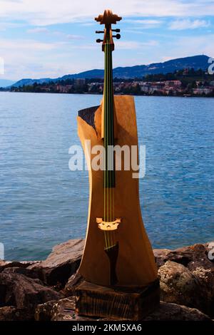 Moderne Kunstskulpturen in der Stadt Montreux am Ufer des Genfer Sees in der Schweiz. Stockfoto