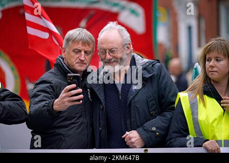 Der Schauspieler Liam Cunningham (rechts) macht ein Selfie während einer Rise the Roof Rallye in Dublin. Der Protest bezieht sich auf die anhaltende Wohnungskrise des Landes. Foto: Samstag, 26. November 2022. Stockfoto