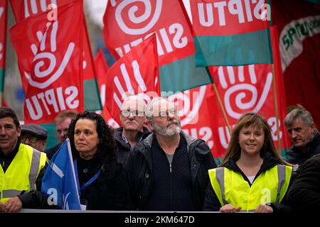 Schauspieler Liam Cunningham (Zentrum) bei einer Rallye „Rise the Roof“ in Dublin. Der Protest bezieht sich auf die anhaltende Wohnungskrise des Landes. Foto: Samstag, 26. November 2022. Stockfoto