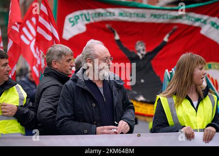 Schauspieler Liam Cunningham vor einem James Larkin Banner während einer Rise the Roof Rallye in Dublin. Der Protest bezieht sich auf die anhaltende Wohnungskrise des Landes. Foto: Samstag, 26. November 2022. Stockfoto