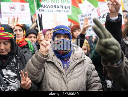 Berlin, Deutschland. 26.. November 2022. Teilnehmer der Demonstration zur Aufhebung des PKK-Bannstands am Hermannplatz. Kredit: Paul Zinken/dpa/Alamy Live News Stockfoto