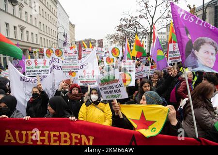Berlin, Deutschland. 26.. November 2022. Teilnehmer der Demonstration zur Aufhebung des PKK-Bannstands am Hermannplatz. Kredit: Paul Zinken/dpa/Alamy Live News Stockfoto
