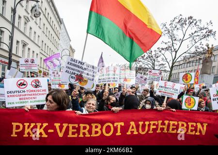 Berlin, Deutschland. 26.. November 2022. Teilnehmer der Demonstration zur Aufhebung des PKK-Bannstands am Hermannplatz. Kredit: Paul Zinken/dpa/Alamy Live News Stockfoto