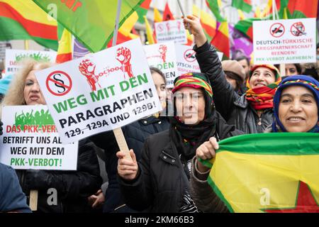 Berlin, Deutschland. 26.. November 2022. Teilnehmer der Demonstration zur Aufhebung des PKK-Bannstands am Hermannplatz. Kredit: Paul Zinken/dpa/Alamy Live News Stockfoto